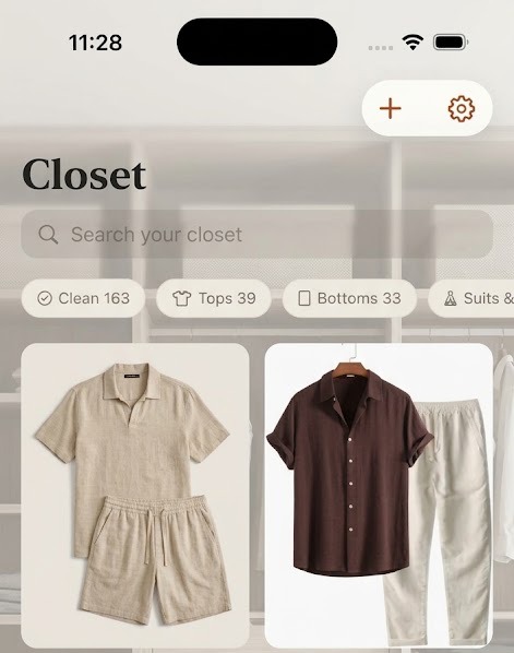The Closet tab: a search bar, filters for clean items, tops and bottoms, and a grid of clothing photos.
